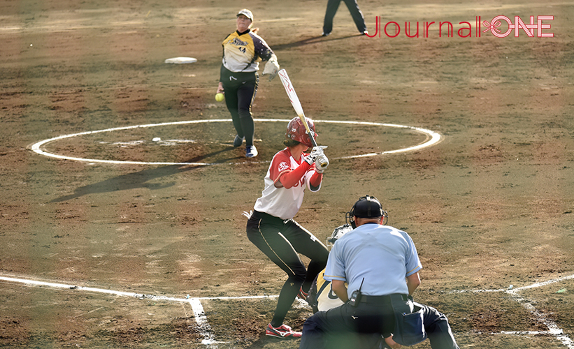 女子ソフト JDリーグ| ダイヤモンドシリーズ準決勝 トヨタレッドテリアーズvs豊田自動織機シャイニングベガ 2回にソロホームランを放った切石結女選手を迎えるレッドテリアーズナイン-Journal-ONE撮影