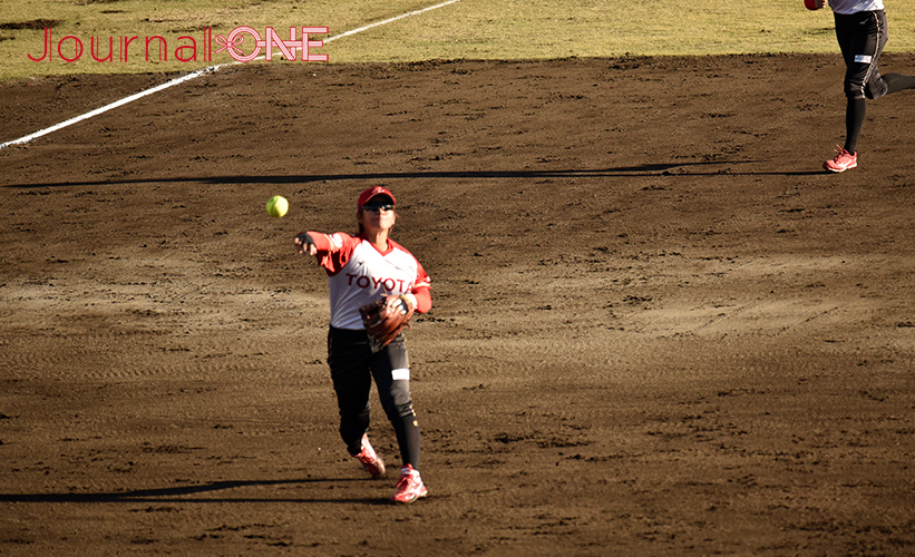 女子ソフト JDリーグ| ダイヤモンドシリーズ準決勝 トヨタレッドテリアーズvs豊田自動織機シャイニングベガ シャイニングベガ・田井 亜加音選手のゴロを捌き遠投するレッドテリアーズのショート石川恭子選手-Journal-ONE撮影