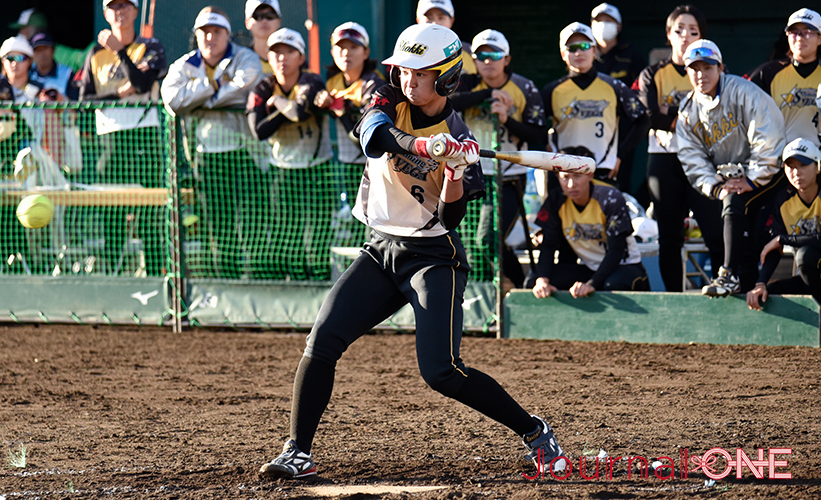 女子ソフト JDリーグ| ダイヤモンドシリーズ準決勝 トヨタレッドテリアーズvs豊田自動織機シャイニングベガ チャンスでプレーオフ好調の竹中真海選手に回るもシャイニングベガは得点ならず-Journal-ONE撮影