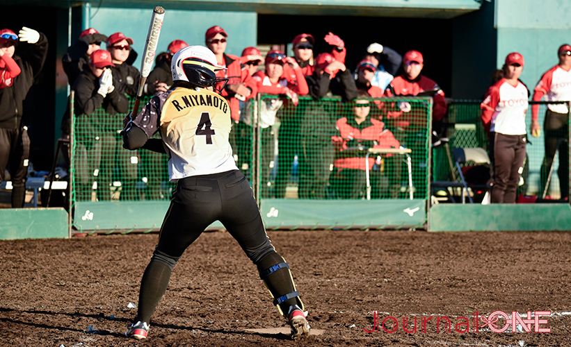 女子ソフト JDリーグ| ダイヤモンドシリーズ準決勝 トヨタレッドテリアーズvs豊田自動織機シャイニングベガ 最終回の代打攻勢でシャイニングベガの宮本 怜実選手がレッドテリアーズの後藤希友投手から四球を選ぶ-Journal-ONE撮影