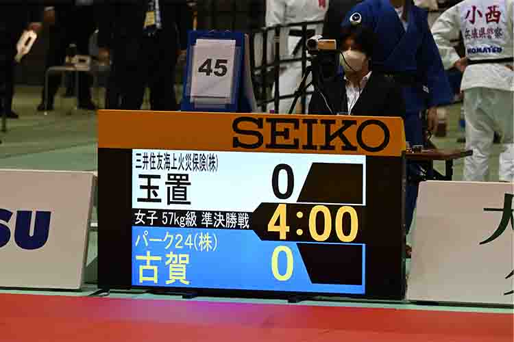 講道館杯全日本柔道体重別選手権大会|会場となった千葉県千葉市の千葉ポートアリーナメインアリーナ試合場の時計-Journal-ONE撮影