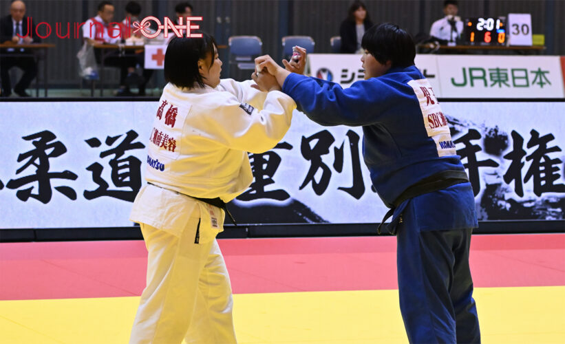 講道館杯全日本柔道体重別選手権大会|女子78Kg超級 優勝した髙橋瑠璃(SBC湘南美容クリニック)と児玉ひかる(SBC湘南美容クリニック)の準決勝での組み合い-Journal-ONE撮影