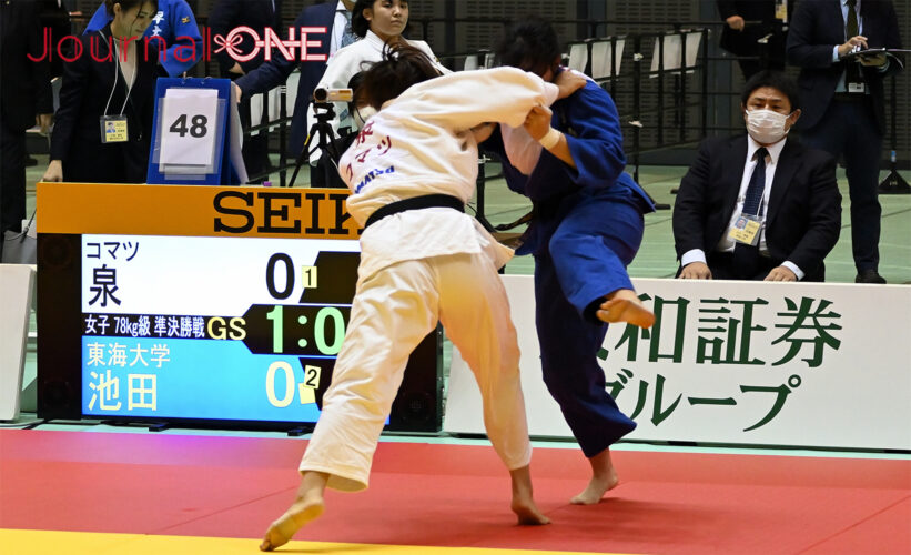 講道館杯全日本柔道体重別選手権大会|女子78Kg級準決勝 泉真生(小松)の安定した攻めに体勢を崩される池田紅(東海大)-Journal-ONE撮影