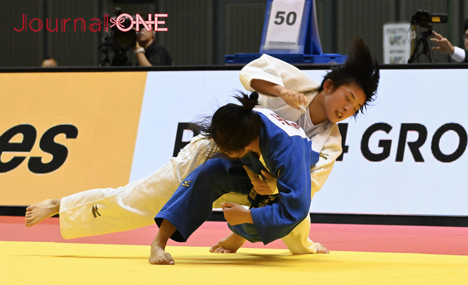 講道館杯全日本柔道体重別選手権大会|女子48Kg級決勝 東海大学の先輩後輩同士の対決で3年・吉岡 光選手と1年・近藤 美月選手投げを打ち合う-Journal-ONE撮影