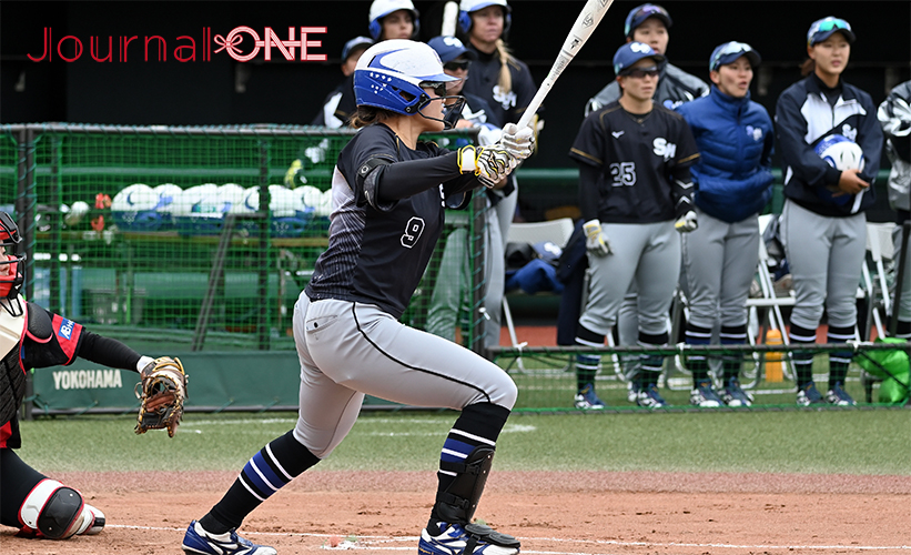 女子ソフト JDリーグ| プレーオフ 1stラウンド SGホールディングスギャラクシースターズは、日本代表でも活躍する先頭打者の中川彩音選手がいきなりツーベースを放ち先制点をお膳立てする-Journal-ONE撮影