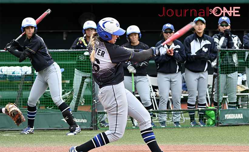 女子ソフト JDリーグ| プレーオフ 1stラウンド SGホールディングスギャラクシースターズは、オーストラリアの至宝・ステイシー・ポーター（Stacey PORTER）選手がタームリーヒットを放ち先制点を挙げる-Journal-ONE撮影