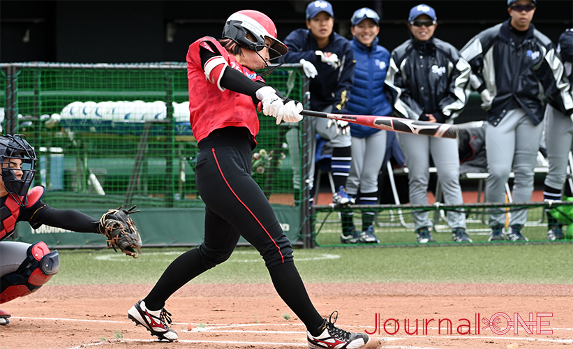 女子ソフト JDリーグ| プレーオフ 1stラウンド デンソーブライトペガサスは小島編み選手が得意のカットで粘った末に中越同点ソロを放つ-Journal-ONE撮影