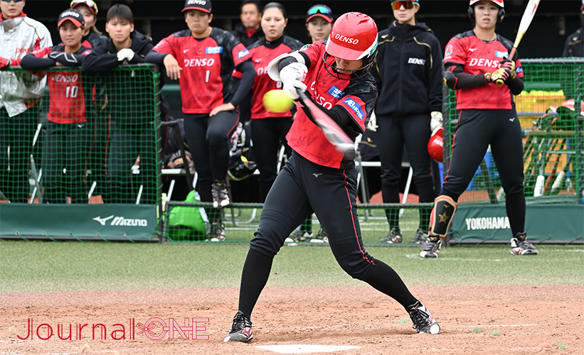 女子ソフト JDリーグ| プレーオフ 1stラウンド デンソーブライトペガサスは小島編み選手が得意のカットで球筋を見極める-Journal-ONE撮影