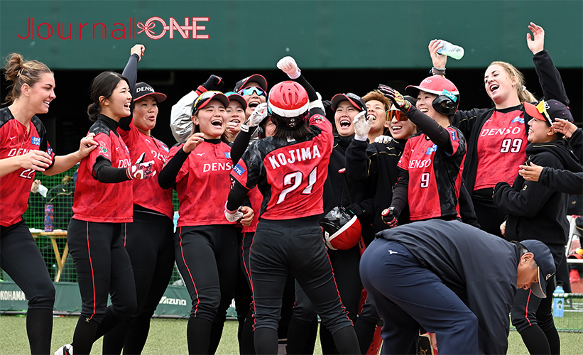 女子ソフト JDリーグ| プレーオフ 1stラウンド デンソーブライトペガサスの小島あみ選手の同点ホームランで盛り上がるベンチ-Journal-ONE撮影