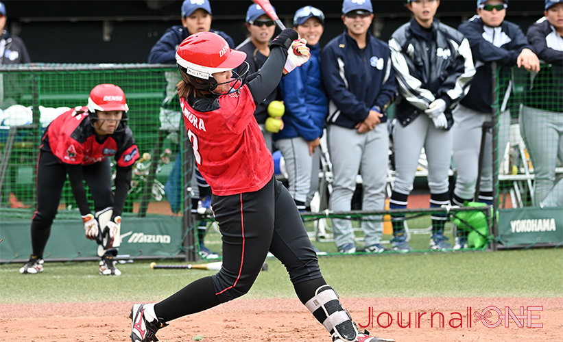 女子ソフト JDリーグ| プレーオフ 1stラウンド デンソーブライトペガサスの今村あこ選手は勝ち越しとなる3ランホームランを中堅に放つ-Journal-ONE撮影