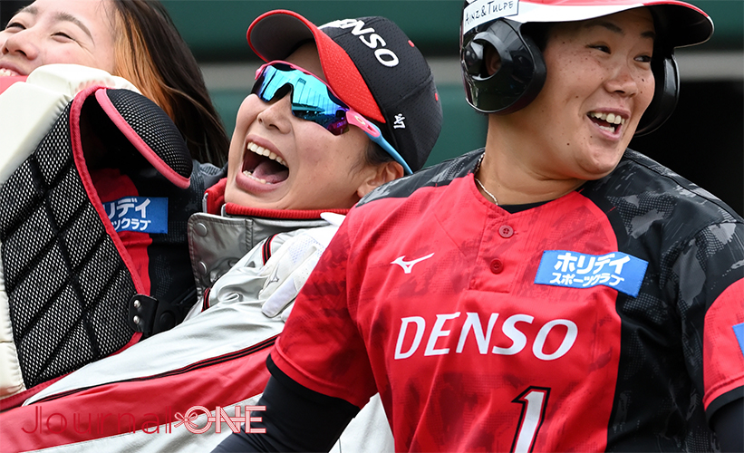 女子ソフト JDリーグ| プレーオフ 1stラウンド デンソーブライトペガサスの今村あｌこ選手の勝ち越しホームランで盛り上がるベンチ-Journal-ONE撮影