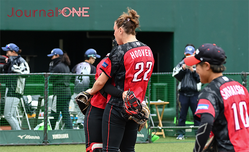女子ソフト JDリーグ| プレーオフ 1stラウンド デンソーブライトペガサスは昨シーズンの西地区最多勝でベストナインにも輝いた “絶対的エース” のカーリー・フーバー（Carley HOOVER）投手を先発に立て必勝を期します-Journal-ONE撮影