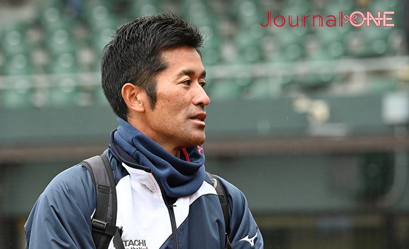 女子ソフト JDリーグ| プレーオフ2ndラウンド 日立サンディーバvsホンダリベルタ 地元の大応援団に感謝し試合前の抱負を語る村山修次監督(日立サンディーバ)-Journal-ONE撮影