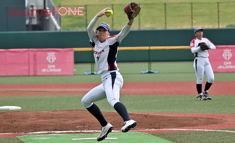 女子ソフト JDリーグ| プレーオフ2ndラウンド 日立サンディーバvsホンダリベルタ 先発のAlly・CARDA(アリー・カーダ)投手(ホンダリベルタ)が順当にマウンドに上がるもチリで開催された、2023 Pan American Gamesにアメリカ代表として出場し11月4日の決勝戦で1安打完封勝利を挙げて金メダルを獲得したばかり-Journal-ONE撮影