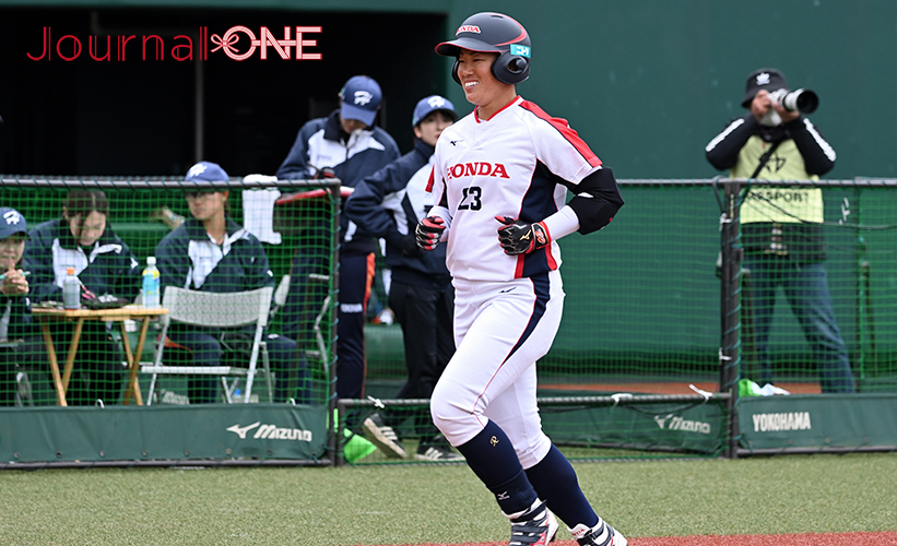 女子ソフト JDリーグ| プレーオフ2ndラウンド 日立サンディーバvsホンダリベルタ 突き放すツーランホームランを放つ大工谷真波選手(HONDA)-Journal-ONE撮影