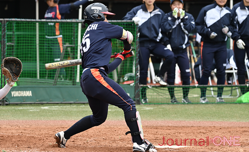 女子ソフト JDリーグ| プレーオフ2ndラウンド 日立サンディーバvsホンダリベルタ 山内早織選手(日立サンディーバ)は得意な長打を狙わず確実にタイムリーヒットでチーム追撃の役割を果たす-Journal-ONE撮影