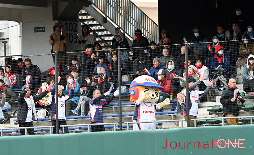 女子ソフト JDリーグ| プレーオフ2ndラウンド 日立サンディーバvsホンダリベルタ 先制のソロホームランを放つ渡邉 瑞貴選手(HONDA)に湧き上がる応援席-Journal-ONE撮影