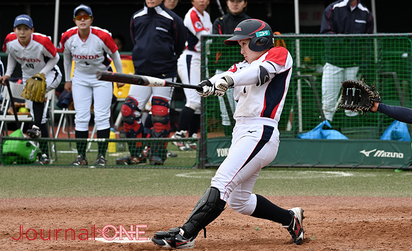 女子ソフト JDリーグ| プレーオフ2ndラウンド 日立サンディーバvsホンダリベルタ 延長タイブレークの8回に3点本塁打を放ち試合を決めた長谷川優理選手(HONDA)-Journal-ONE撮影