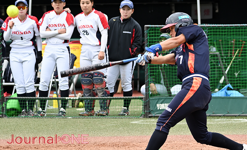 女子ソフト JDリーグ| プレーオフ2ndラウンド 日立サンディーバvsホンダリベルタ 主砲・坂本結愛選手(日立サンディーバ)は死球骨折でプレートの入る右手に再び死球を受けるも最後までプレー-Journal-ONE撮影