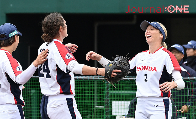 女子ソフト JDリーグ| プレーオフ2ndラウンド 日立サンディーバvsホンダリベルタ 一点差を逃げ切り勝った瞬間に抱き合う先発のAlly・CARDA（アリー・カーダ）投手とリリーフのジェイリン・フォード（Jailyn FORD）投手-Journal-ONE撮影