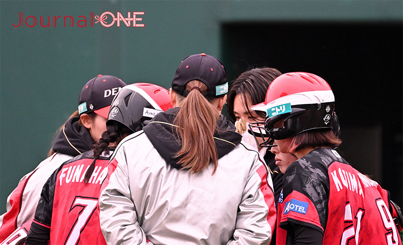 女子ソフト JDリーグ| プレーオフ2ndラウンド 豊田自動織機シャイニングベガvsデンソーブライトペガサス 追加点の取りたいデンソーの中森菜摘監督は代打舟橋京花選手の出塁から追加点を狙う円陣を組む-Journal-ONE撮影