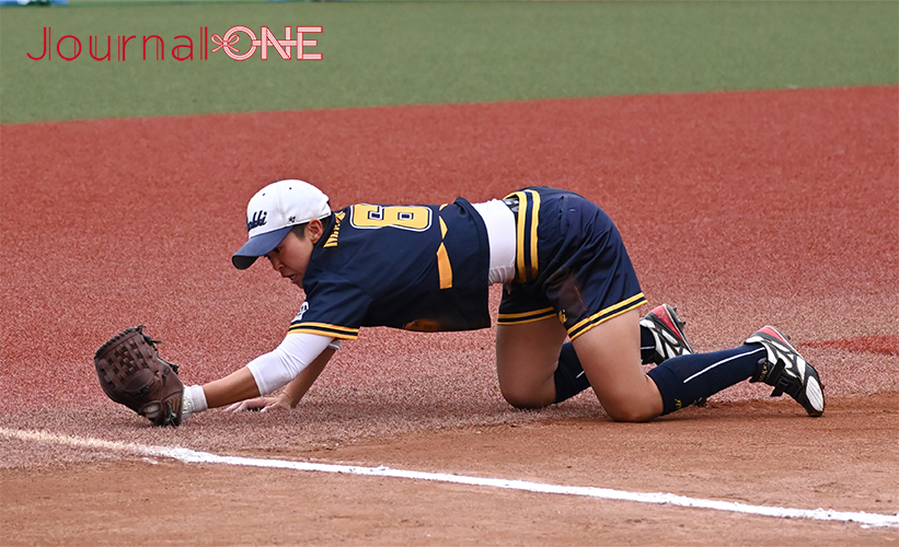 女子ソフト JDリーグ| プレーオフ2ndラウンド 豊田自動織機シャイニングベガvsデンソーブライトペガサス 6回の大逆転劇を呼び込むダイビングキャッチを見せたシャイニングベガのショート 竹中真海選手のビッグプレー-Journal-ONE撮影