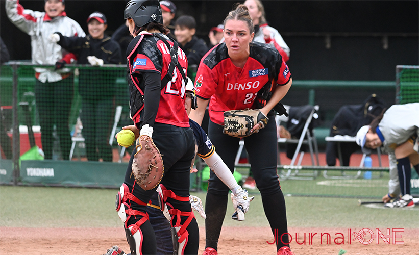 女子ソフト JDリーグ| プレーオフ2ndラウンド 豊田自動織機シャイニングベガvsデンソーブライトペガサス 6回のシャイニングベガ4番・田井 亜加音選手がレフト前へヒットを放つもブライトペガサスのレフト・釼持選手の好返球で本塁生還を阻止-Journal-ONE撮影
