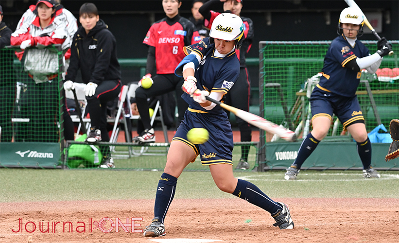 女子ソフト JDリーグ| プレーオフ2ndラウンド 豊田自動織機シャイニングベガvsデンソーブライトペガサス 6回の大逆転劇にダメ押しとなる2点タイムリースリーベースを放つシャイニングベガの竹中真海選手-Journal-ONE撮影