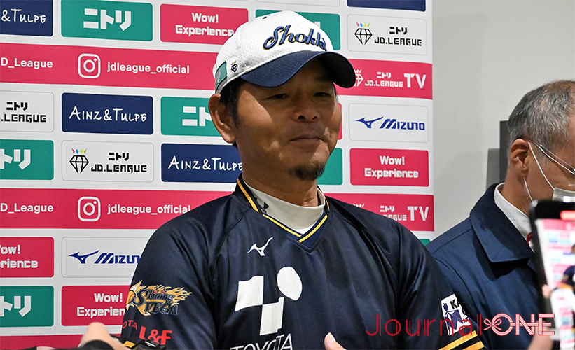 女子ソフト JDリーグ| プレーオフ2ndラウンド 豊田自動織機シャイニングベガvsデンソーブライトペガサス 6回の大逆転劇で勝利しインタビューに応えるシャイニングベガの永吉慎一監督-Journal-ONE撮影