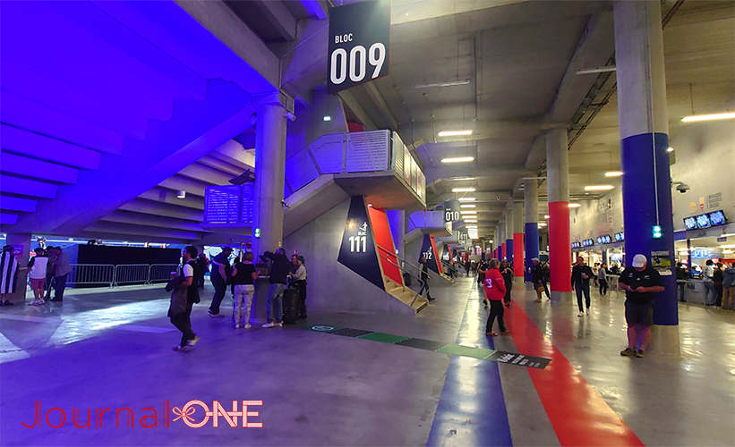 ラグビーW杯フランス大会| リヨンのグルーパマ・スタディオム(OL Stadium/ Groupama Stadium)はフランスサッカーリーグの名門・オリンピック·リヨンの本拠地には内装もリヨン・カラーです。ちょうどフランス国旗と同じトリコロール・カラーなので、フランス代表を応援しているスタジアムのよう-Journal-ONE撮影