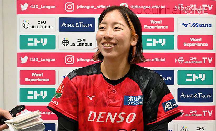 女子ソフト JDリーグ| プレーオフ 1stラウンド デンソーブライトペガサスは小島編み選手が得意のカットで粘った末に中越同点ソロを放ち笑顔でインタビューに応じる-Journal-ONE撮影
