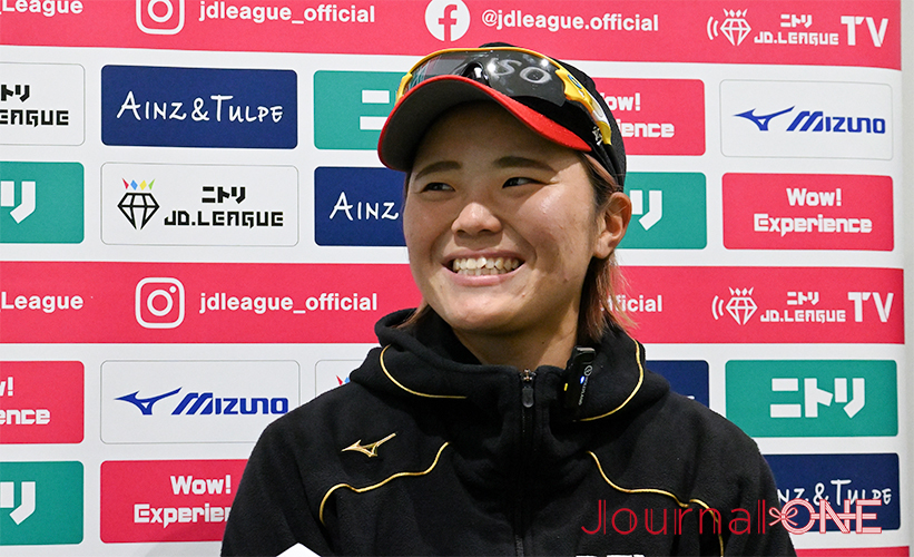 女子ソフト JDリーグ| プレーオフ 1stラウンド デンソーブライトペガサスの今村あこ選手は勝ち越しとなる3ランホームランを中堅に放ち笑顔で記者会見に臨む-Journal-ONE撮影