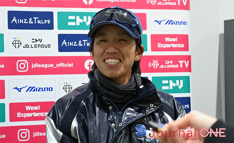 女子ソフト JDリーグ| プレーオフ 1stラウンド SGホールディングスギャラクシースターズの加藤愛監督は試合後の会見でやりきった今シーズンを笑顔で振り返る-Journal-ONE撮影