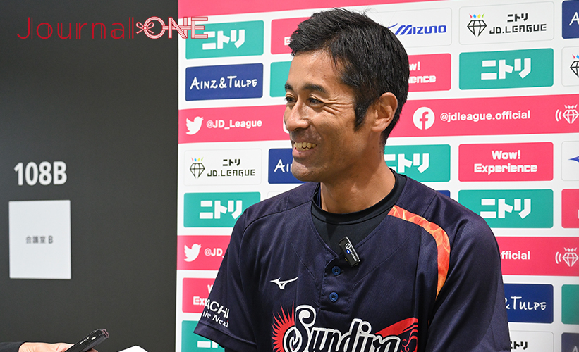 女子ソフト JDリーグ| プレーオフ2ndラウンド 日立サンディーバvsホンダリベルタ 二時間半の死闘を終え試合と今シーズンを振り返る村山修次監督(日立サンディーバ)-Journal-ONE撮影
