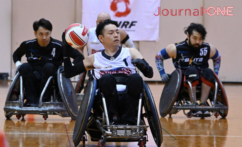 車いすラグビー 日本選手権予選 沖縄大会| 15年ぶりの地元開催で大声援に応えてプレーする東京2020銅メダリストの若山英史選手(Okinawa Hurricanes)-Journal-ONE撮影