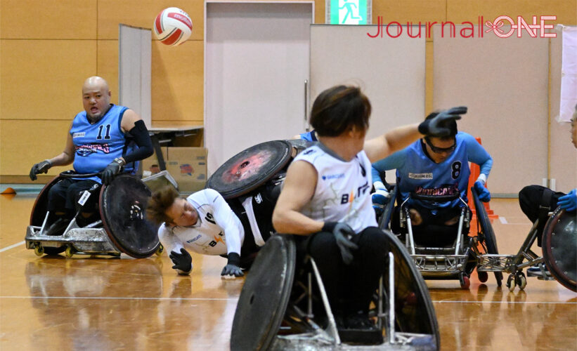 車いすラグビー 日本選手権予選 沖縄大会| 15年ぶりの地元開催で大声援に応え日本代表・島川慎一選手を転倒させるOkinawa Hurricanesの選手たち-Journal-ONE撮影