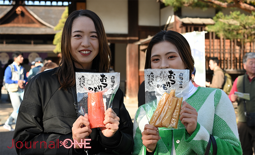 女子ソフト 大垣ミナモが地域を応援| 伊藤梨里花選手と井上美樹選手がレポーター初挑戦! 高山の陣屋前朝一で高山のお漬物を買う-Journal-ONE撮影