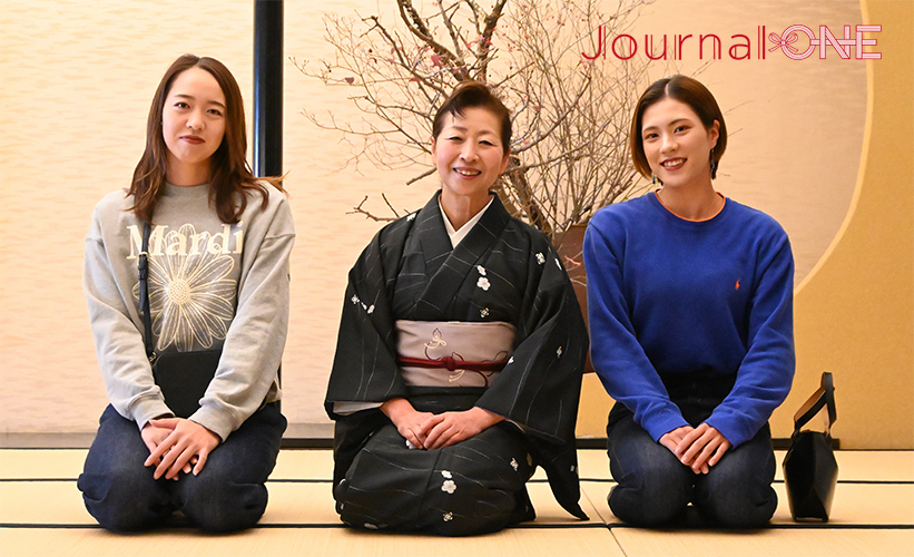 女子ソフト 大垣ミナモが地域を応援| 伊藤梨里花選手と井上美樹選手がレポーター初挑戦! 高山の本陣平野屋花兆庵のエントランスで女将の有巣絵里子さんと-Journal-ONE撮影