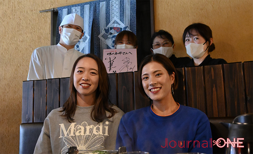 女子ソフト 大垣ミナモが地域を応援| 伊藤梨里花選手と井上美樹選手がレポーター初挑戦! 高山の古い町並に面した酒蔵・舩坂酒造店のレストラン味の与平店内で店員の皆さんと-Journal-ONE撮影