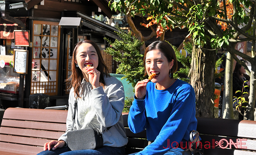 女子ソフト 大垣ミナモが地域を応援| 伊藤梨里花選手と井上美樹選手がレポーター初挑戦! 高山の古い町並のベンチで高山名物のみたらしだんごをパクリ-Journal-ONE撮影