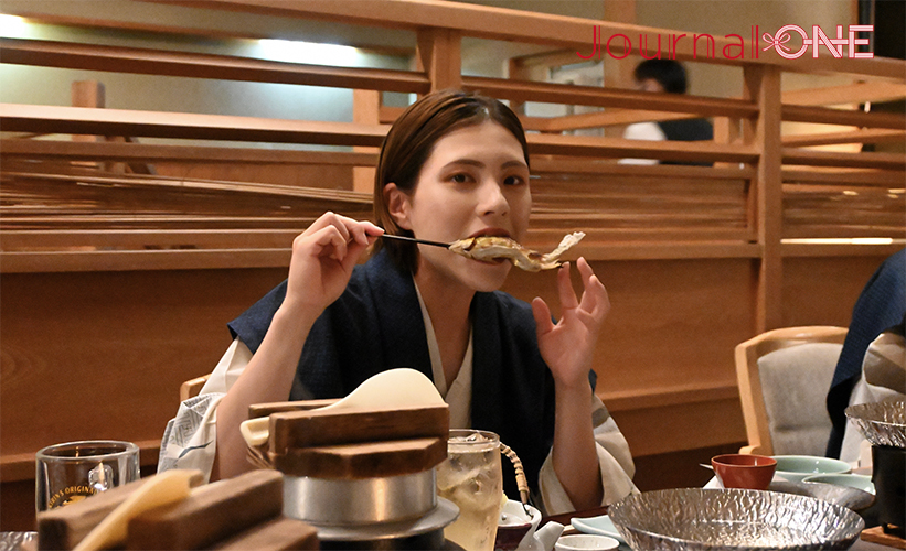 女子ソフト 大垣ミナモが地域を応援| 伊藤梨里花選手と井上美樹選手がレポーター初挑戦! 奥飛騨温泉郷にある穂高荘山のホテルが誇る地元で獲れた岩魚の塩焼きを初めて食べる井上美樹選手-Journal-ONE撮影