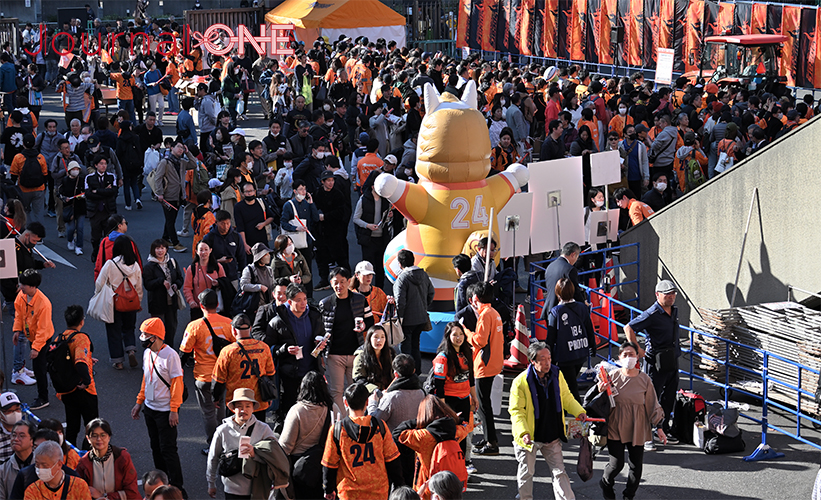 ラグビー リーグワン開幕戦| クボタスピアーズ船橋・東京ベイvs東京サントリーサンゴリアス 試合前から秩父宮ラグビー場はファンで賑わう-Journal-ONE撮影