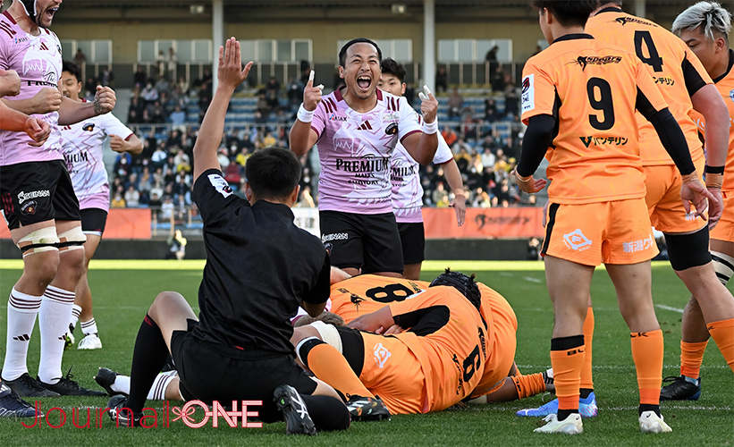 ラグビー リーグワン開幕戦| クボタスピアーズ船橋・東京ベイvs東京サントリーサンゴリアス サンゴリアスSHでラグビーW杯2023日本代表の流大選手の交代には大きな拍手が送られた-Journal-ONE撮影
