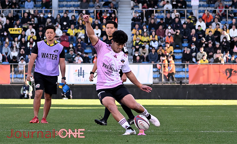ラグビー リーグワン開幕戦| クボタスピアーズ船橋・東京ベイvs東京サントリーサンゴリアス サンゴリアスの高本幹也選手の見事なプレースキック-Journal-ONE撮影