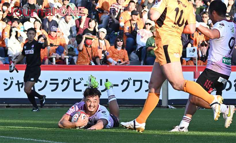 ラグビー リーグワン開幕戦| クボタスピアーズ船橋・東京ベイvs東京サントリーサンゴリアス サンゴリアスWTBの尾崎 晟也選手は前半で3トライの活躍-Journal-ONE撮影