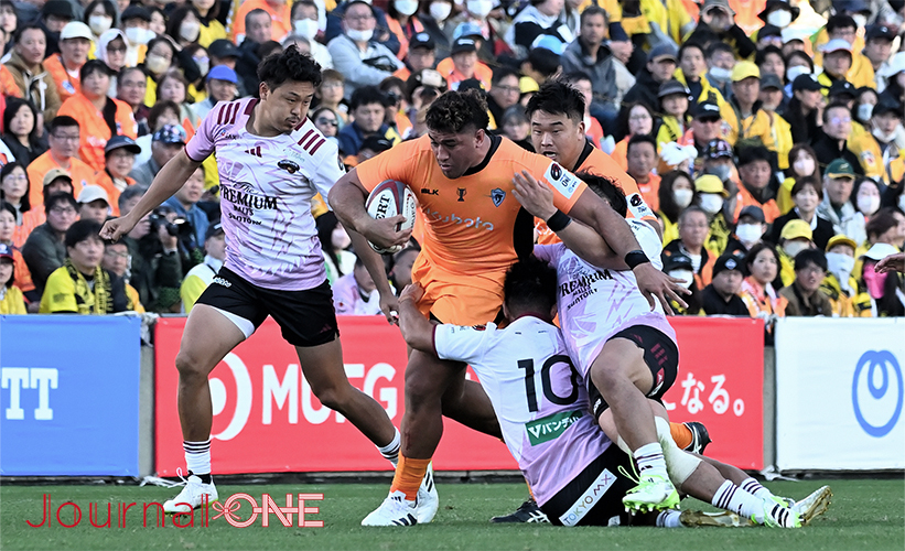 ラグビー リーグワン開幕戦| クボタスピアーズ船橋・東京ベイvs東京サントリーサンゴリアス 激しい選手同士のコンタクトが魅力の15人制ラグビー-Journal-ONE撮影