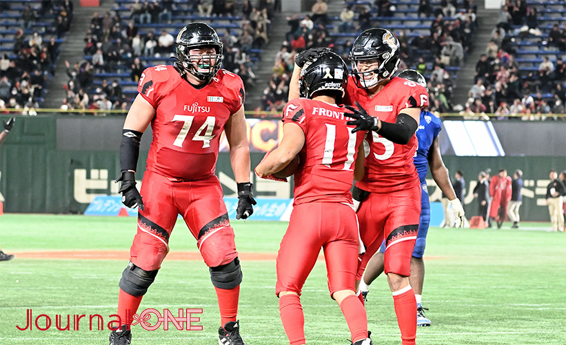 アメリカンフットボールRICEBOWL | 第4Q 富士通はWRのサマジー・グラント（Samajie Grant）選手のタッチダウンスローを見事にキャッチしたWRの木村選手を称える選手たち-Journal-ONE撮影