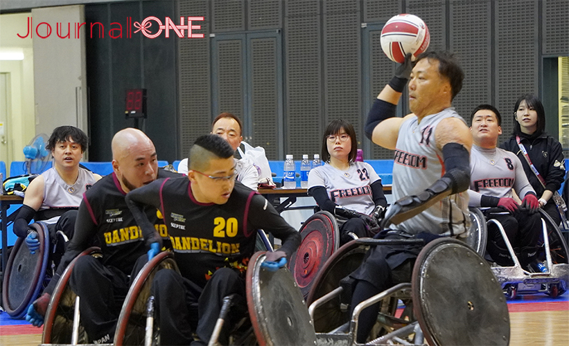 車いすラグビー日本選手権 | 3位決定戦に回った昨年王者のFreedomの日本代表のキャプテンの池透暢選手を抑えようとFukuoka DANDELIONの乗松聖矢選手と草場龍治選手の日本体表コンビがダブルマーク-Journal-ONE撮影