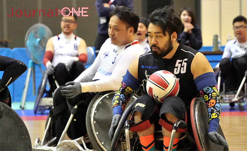 車いすラグビー日本選手権 | 第25回の決勝戦で途中交代したTOHOKU STORMERSの熊崎敬選手とBLITZの菅野元揮選手が激しく競り合う-Journal-ONE撮影