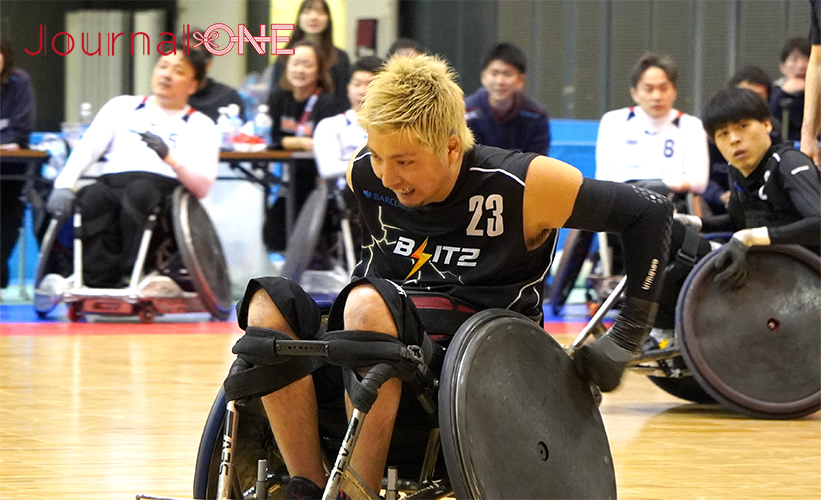 車いすラグビー日本選手権 | 第25回の決勝戦でハイポインターを抑えるディフェンスを見せる日本代表の小川仁士選手（BLITZ）-Journal-ONE撮影